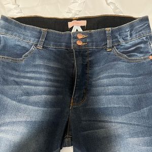 Size 11 in juniors skinny jeans